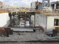 907971 Gezicht op de bouw van een parkeergarage in de laatste fase van het nieuwbouwproject Zijdebalen, vanaf de ...